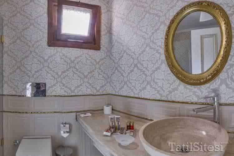 By Murat Crown Hotel